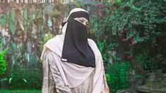 Lewat postingan di media sosial Instagramnya, Tasyi Athasyia terlihat mengenakan khimar atau cadar. (FOTO: instagram.com/tasyiiathasyia/)