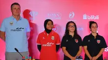Pelatih dan pemain Garuda Pertiwi, Timo Scheunemann dan Alleana Ayu Arumi, bersama pemain dan pelatih Yordania, Nadin Omar Qassem Abu Salha dan Luna Rami, jelang semifinal Srikandi Merdeka Cup persembahan Caffino. (Bola.com/Nirmatuloh Efendi)