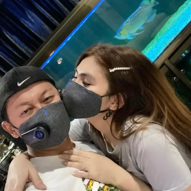 6 Momen Kemesraan Angela Lee dengan Kekasihnya yang Seorang Pengusaha