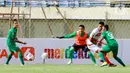 Kiper Madura United Muhammad Ridho saat kontra PSS Sleman pada Grup C Piala Menpora 2021 di Stadion Si Jalak Harupat, Bandung, Selasa (23/3/2021) sore WIB. Ridho terpaksa memakai rompi merah muda lantaran warna hijau di baju kipernya senada dengan jersey pemain PSS Sleman. (Bola.com/M Iqbal Ichsan)