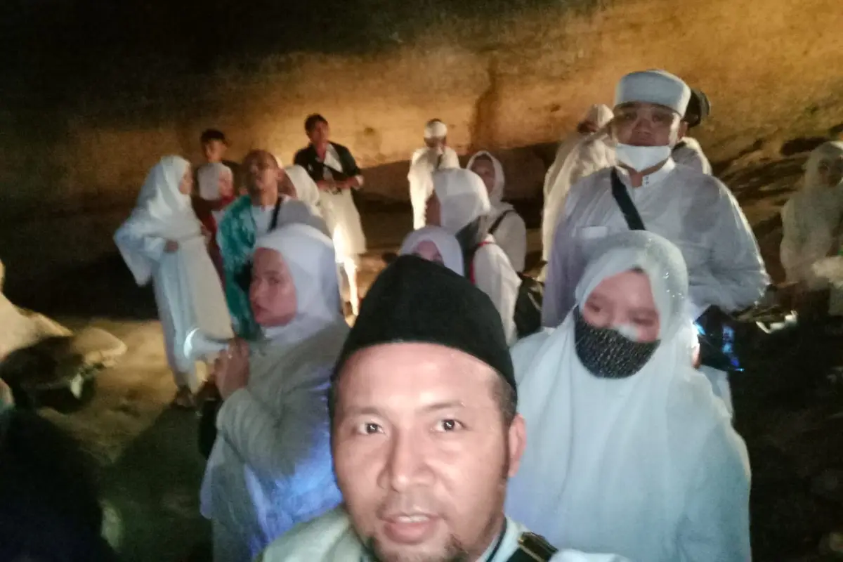 Sejumlah peziarah dalam goa Safarwadi, kawasan wisata religi Makam Waliyulloh, Pamijahan, Tasikmalaya, Jawa Barat.
