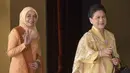 Ibu Negara, Iriana Joko Widodo tampil mengenakan kebaya kuning berbordir serasi dengan selendang dan kain bawahannya. Sambil membawa tas hitamnya. [Instagram/@sekretariat.kabinet]