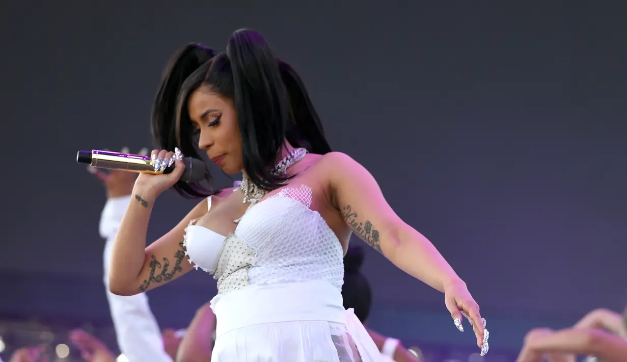 Cardi B sangat bangga dan selalu memamerkan payudara yang ia besarkan lewat operasi plastik. (LARRY BUSACCA  GETTY IMAGES NORTH AMERICA  AFP)