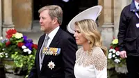 Ratu Máxima dari Belanda mengenakan dress putih dengan detail bunga di bagian atas dan belt tali putih. Dipadukan dengan topi yang serasi dengan dressnya. @koninklijkhuis