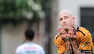 Reaksi kecewa pemain Bhayangkara FC, Radja Nainggolan saat menghadapi PSS Sleman pada laga pekan ke-25 BRI Liga 1 2023/2024 di Stadion PTIK, Jakarta Selatan, Kamis (22/2/2024). (Bola.com/Bagaskara Lazuardi)