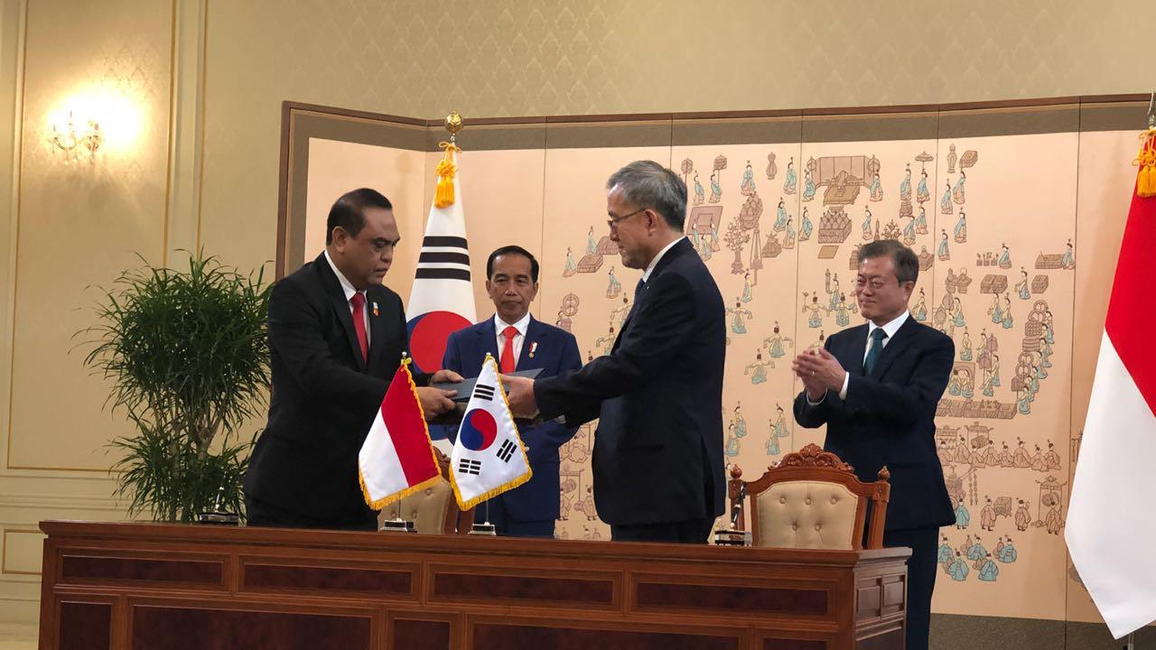 Menpan RB Syafruddin bersalaman dengan Menteri Dalam Negeri dan Keamanan Korea Selatan, Kim Boo Kyum disaksikan presiden kedua negara