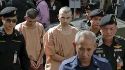 Dua tersangka pemboman Yusufu Mieraili dan Bilal Mohammed tiba di Pengadilan militer, Thailand (24/11). Serangan bom di Bangkok yang menewaskan 20 orang termasuk 14 orang asing, masuk dalam sejarah Thailand. (REUTERS/Chaiwat Subprasom)