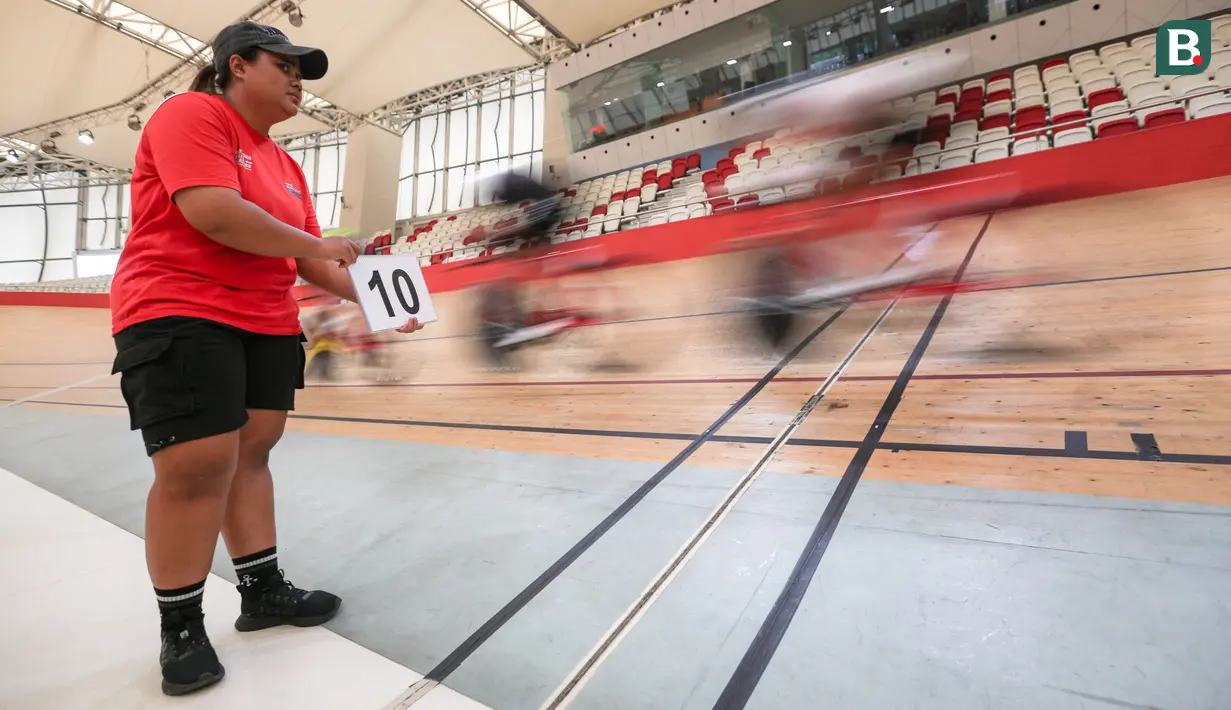 Tim putra balap sepeda Indonesia berlatih untuk persiapan UCI Track Nations Cup 2023 di Jakarta International Velodrome, Rawamangun, Jakarta Timur, Kamis (16/02/2023). Ajang UCI Track Nations Cup 2023 akan berlangsung pada 23-26 Februari 2023. (Bola.com/Bagaskara Lazuardi)