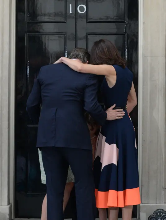 David Cameron memeluk istri, Samantha dan ketiga anaknya di depan kantornya, 10 Downing Street, London, pada hari terakhir sebagai PM Inggris, Rabu (13/7). Cameron mundur dari jabatannya sebagai PM Inggris pasca referendum Uni Eropa (AFP PHOTO/Oli SCARFF)