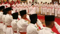 Pasukan Paskibraka Nasional 2017 melakukan hormat saat pengukuhan di Istana Negara, Jakarta, Selasa (15/8). Paskibra tersebut nantinya akan mengibarkan bendera merah putih pada upacara peringatan HUT RI-ke 72 di Istana Negara. (Liputan6.com/Angga Yuniar)