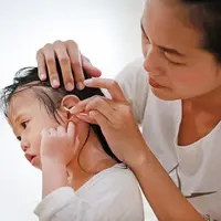 cleaning child ear/copyright freepik/zilvergolf