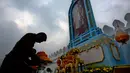 Warga Thailand memberi penghormatan di depan potret mendiang Raja Thailand Bhumibol Adulyadej di luar Grand Palace, Bangkok, Thailand (13/10). (AP Photo/Gemunu Amarasinghe)