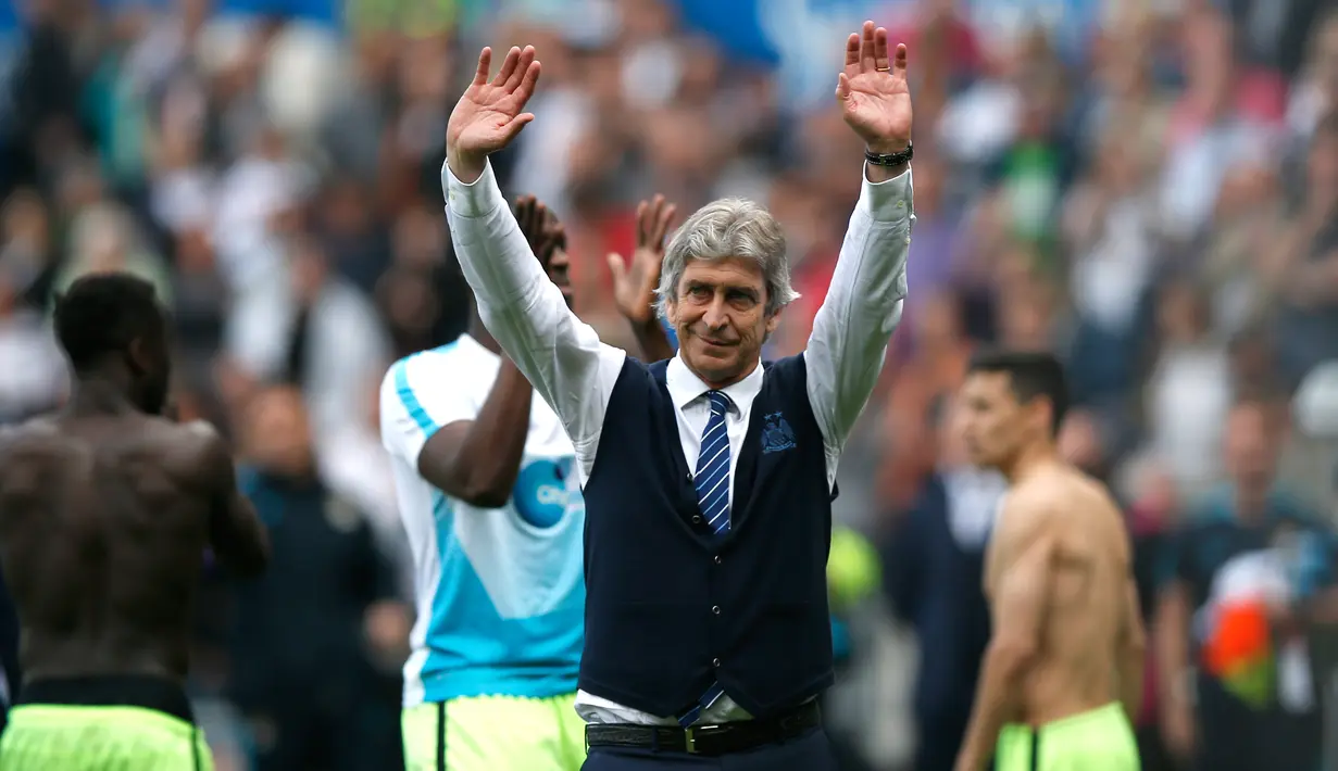 Pelatih Manchester City, Manuel Pellegrini menyapa para suporter usai pertandingan di Stadion Liberty, Inggris (15/5). Pellegrini sukses mengantarkan Manchester City ke posisi empat dan merebut tiket liga Champions. (Reuters / Peter Cziborra)