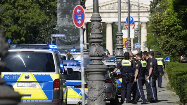 Polisi berjaga di area penembakan dekat museum sejarah era Nazi dan Konsulat Israel di Munich. (AP)