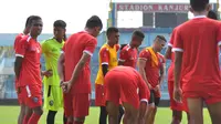 Para pemain Arema FC berlatih di Stadion Kanjuruhan (15/2/2019). (Bola.com/Iwan Setiawan)