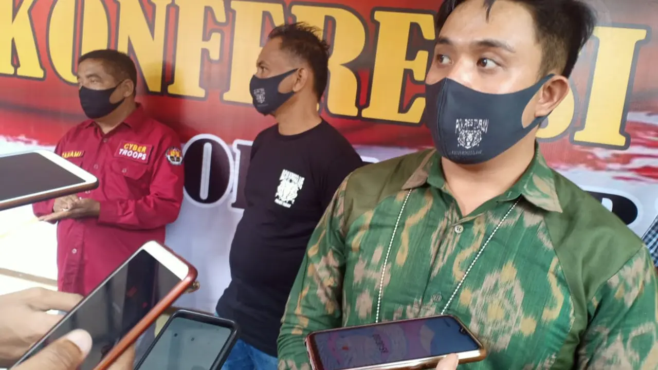 Satreskrim Polres Tuban, AKP Yoan Septi Hendri saat dikonfirmasi sejumlah wartawan. (Liputan6.com/Ahmad Adirin)