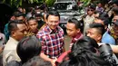 Cagub Petahana, Basuki Tjahaja Purnama (Ahok-tengah) menemui pendukungnya saat meninggalkan kediaman Ketua Umum PDI-P. Megawati Soekarnoputri di Kebagusan, Jakarta, Rabu (15/2). (Liputan6.com/Helmi Fithriansyah)