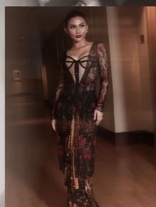 Ariel Tatum tampil dengan kebaya hitam modern dengan model transparan berbordir dipadukan bustier sebagai inner dan kain batik coklatnya. [@arieltatum]