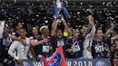 Pemain Paris Saint-Germain, Thiago Silva dan timnya merayakan kemenangan atas Tim divisi tiga, Les Herbiers pada final Piala Prancis (Coupe de France) di Stade de France, Rabu (9/5). PSG sukses menjuarai Piala Prancis usai menang 2-0. (AFP/FRANCK FIFE)