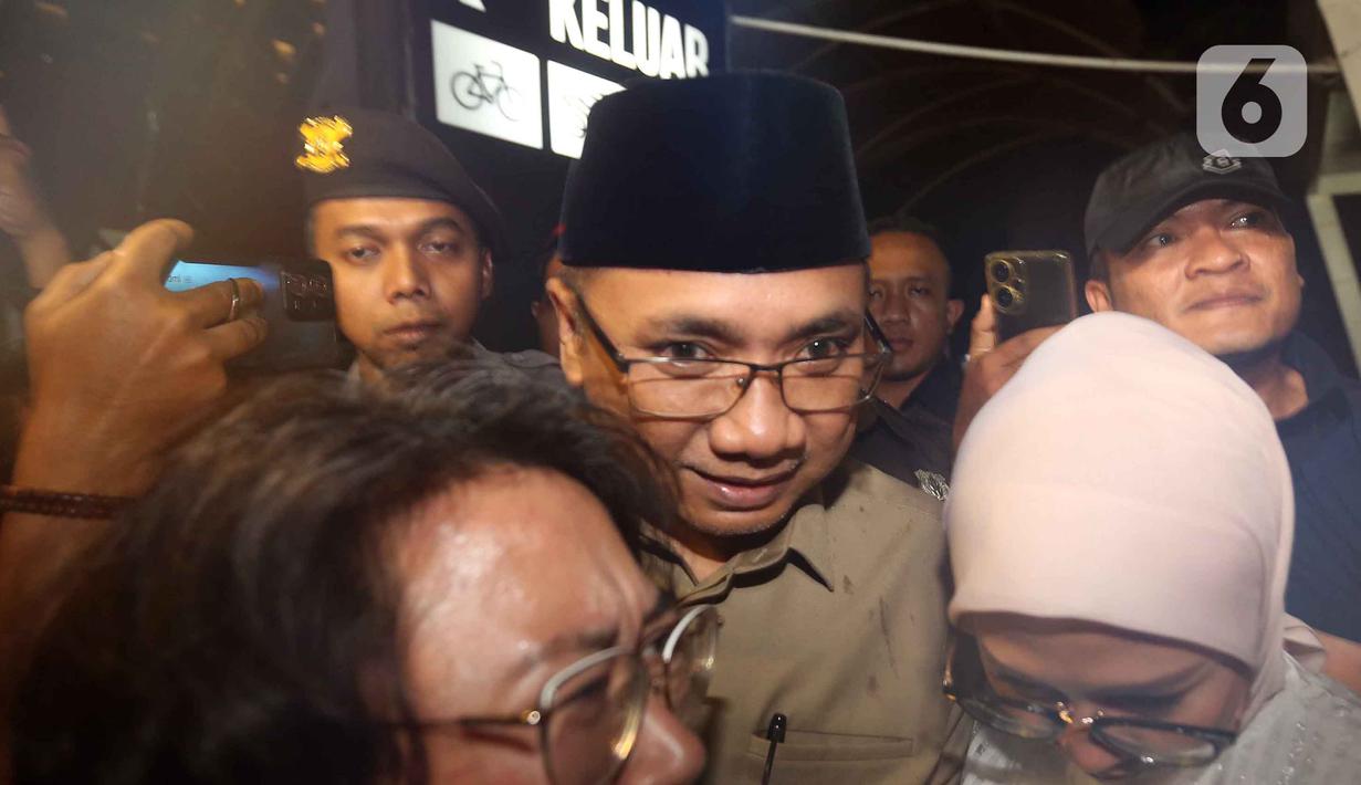 Hingga saat ini, KPK tengah menyidik kasus dugaan korupsi terkait penentuan kuota haji tahun 2023-2024 di Kementerian Agama yang terjadi pada masa Menteri Agama Yaqut Cholil Qoumas. Tampak dalam foto, mantan Menteri Agama Republik Indonesia, Yaqut Cholil Qoumas, saat meninggalkan Gedung Komisi Pemberantasan Korupsi (KPK), Jakarta, Selasa (16/12/2025). (Liputan6.com/HelmiFithriansyah)