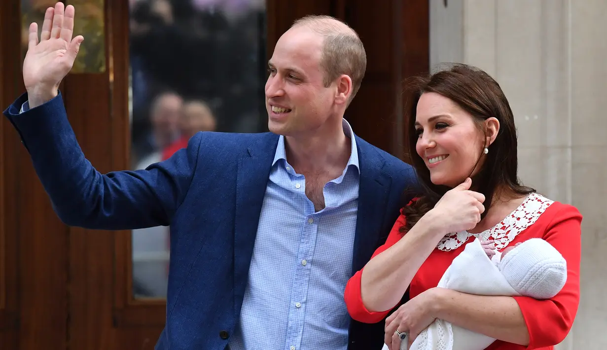 Pangeran William dan Kate Middleton memperkenalkan anak ketiga mereka sebelum meninggalkan Rumah Sakit St Mary's di London, Senin (23/4). Seusai proses persalinan, Kate dan William menyapa publik dan media yang sudah menunggu. (AFP/ Ben STANSALL)