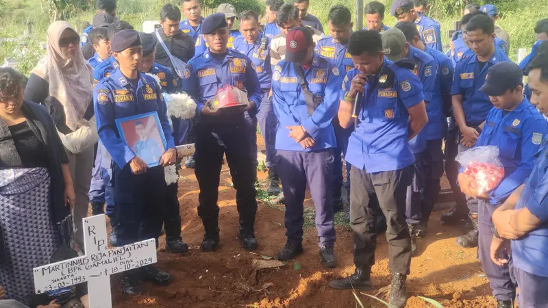 Sejumlah anggota DPKP Kota Depok turut menghadiri pemakaman Martinnus Reja Panjaitan yang meninggal usai melakukan penanganan kebakaran di Pasar Cisalak, Depok.