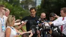 Roger Federer dari Swiss menjawab pertanyaan wartawan setelah memenangkan final tunggal putra di Australia Terbuka melawan petenis Kroasia Marin Cilic di Melbourne, Australia (29/1). (AP Photo / Dita Alangkara)