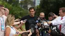 Roger Federer dari Swiss menjawab pertanyaan wartawan setelah memenangkan final tunggal putra di Australia Terbuka melawan petenis Kroasia Marin Cilic di Melbourne, Australia (29/1). (AP Photo / Dita Alangkara)