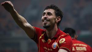 Selebrasi Gustavo Franca usai mencetak gol pada debutnya dalam laga persahabatan Persija Jakarta melawan Arema FC yang diselenggarakan di markas kebanggaan Macan Kemayoran, Jakarta International Stadium (JIS), Sabtu (26/7/2025). (Bola.com/Abdul Aziz)