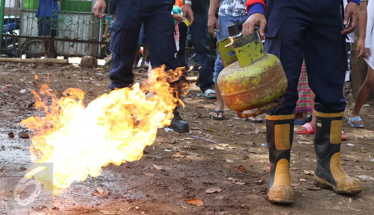 Petugas pemadam kebakaran menggunakan tabung gas untuk mempraktekan cara mengantisipasi ketika terjadi kebakaran, Jakarta, Minggu (9/10). Petugas berharap dengan sosialisasi ini tingkat kebakaran bisa ditekan. (Liputan6.com/Immanuel Antonius)