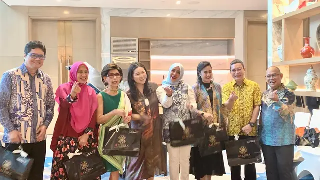 Gaya Anak-anak Down Syndrome Melenggang di Runway Pakai Baju Batik Rancangan Sendiri