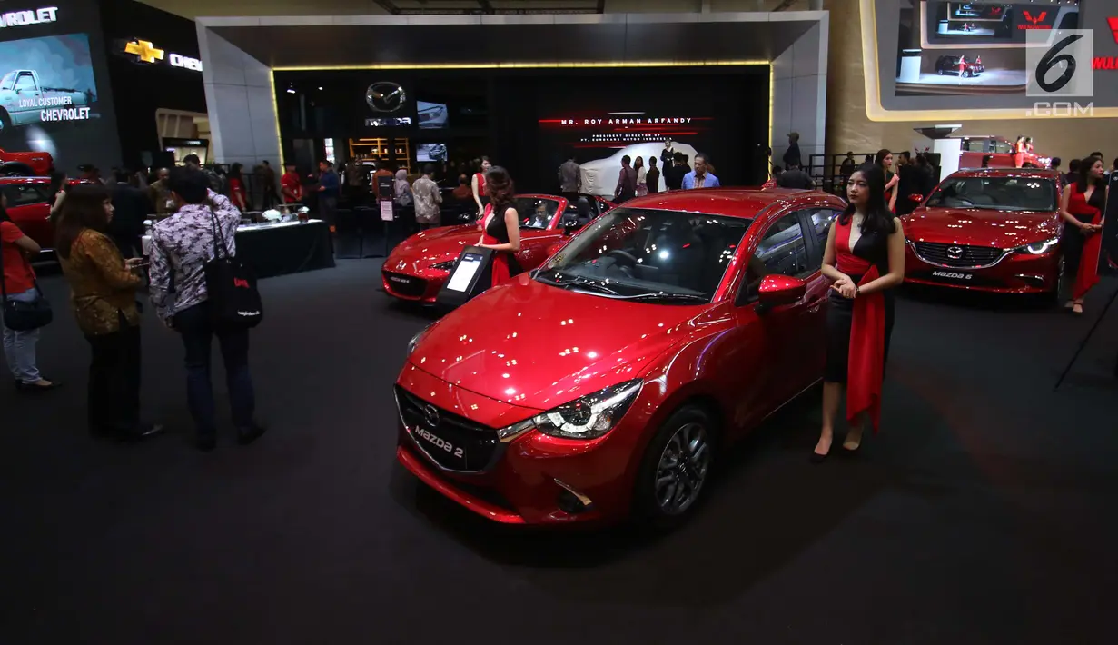 SPG berjaga disamping mobil terbaru di pameran Gaikindo Indonesia International Auto Show (GIIAS) 2017 di Indonesia Convention Exhibition BSD City, Tangerang, Banten, Kamis (10/8). (Liputan6.com/Angga Yuniar)
