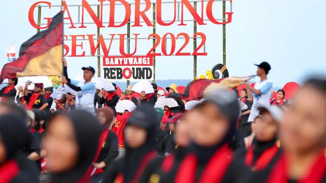 Proses galadi bersih festival gandrung sewu 2022 di Pantai Marina Boom Banyuwangi (Istimewa)