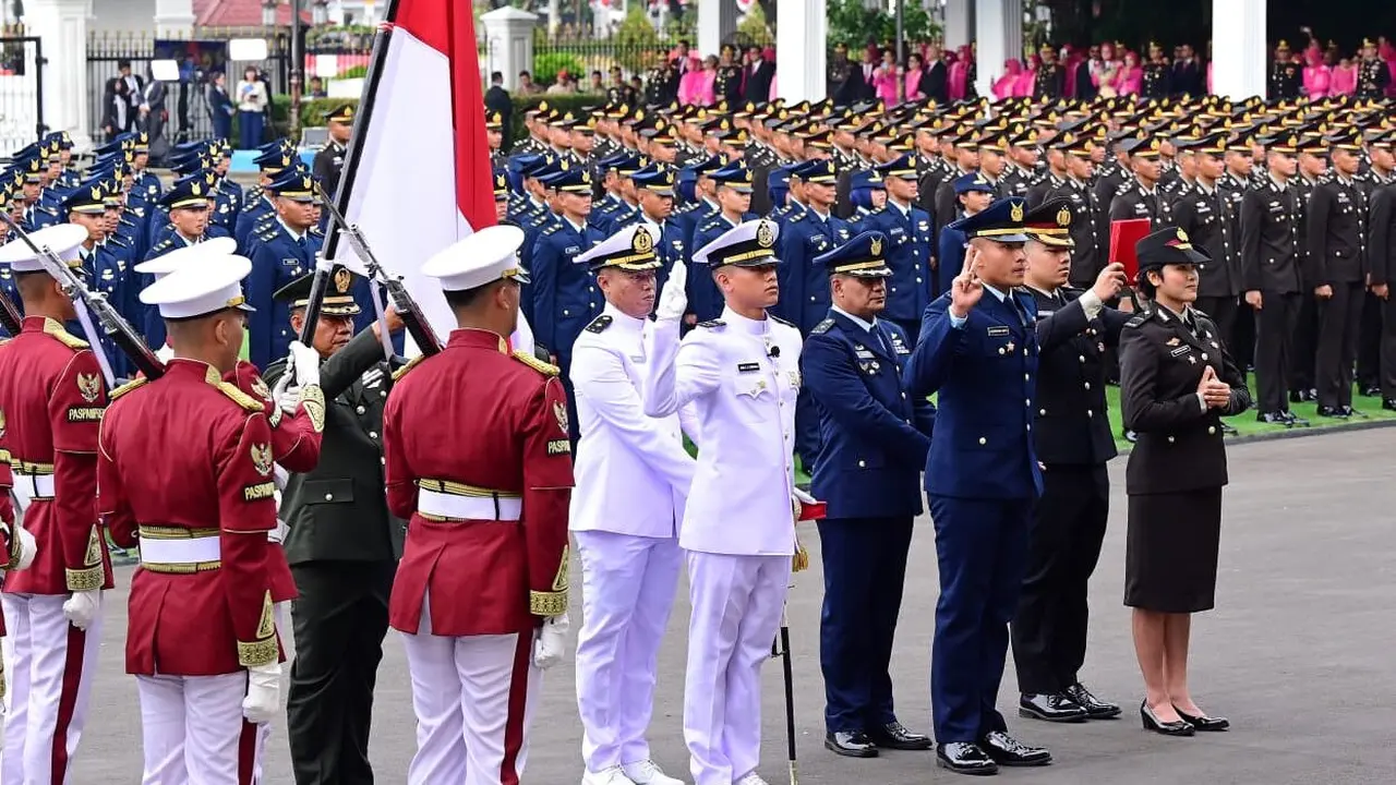 Presiden Prabowo Subianto memimpin Upacara Prasetya Perwira (Praspa) Polri dan TNI 2026 di halaman depan Istana Merdeka, Jakarta, pada Rabu, 22 Juli 2026.