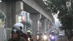 Kondisi pembangunan proyek Mass Rapid Transit (MRT) Jakarta di kawasan Cilandak, Selasa (5/9). DPRD DKI Jakarta menyetujui pembiayaan proyek pembangunan Mass Rapid Transit (MRT) fase 2 rute Bundaran HI-Kampung Bandan. (Liputan6.com/Immanuel Antonius)