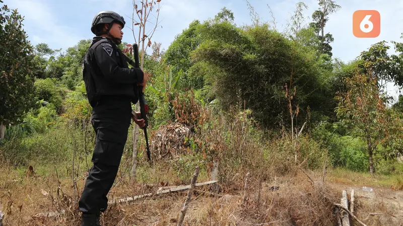 personel Brimob berjaga di desa Lemban Tongoa