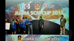 Gubernur Sumatera Selatan, Alex Noerdin (ketiga dari kanan) mengalungkan medali kepada pemain Arema Cronus di Stadion Jakabaring,Selasa (27/1/2015). Arema Cronus unggul 1-0 atas Sriwijaya FC. (Liputan6.com/Johan Tallo)