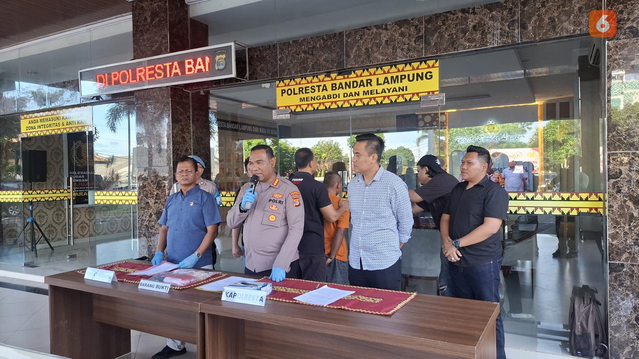 Kapolres Bandar Lampung, Kombes Pol. Alfret Jacob Tilukay jumpa pers pengungkapan kasus kekerasan seksual. Foto : (Liputan6.com/Ardi).