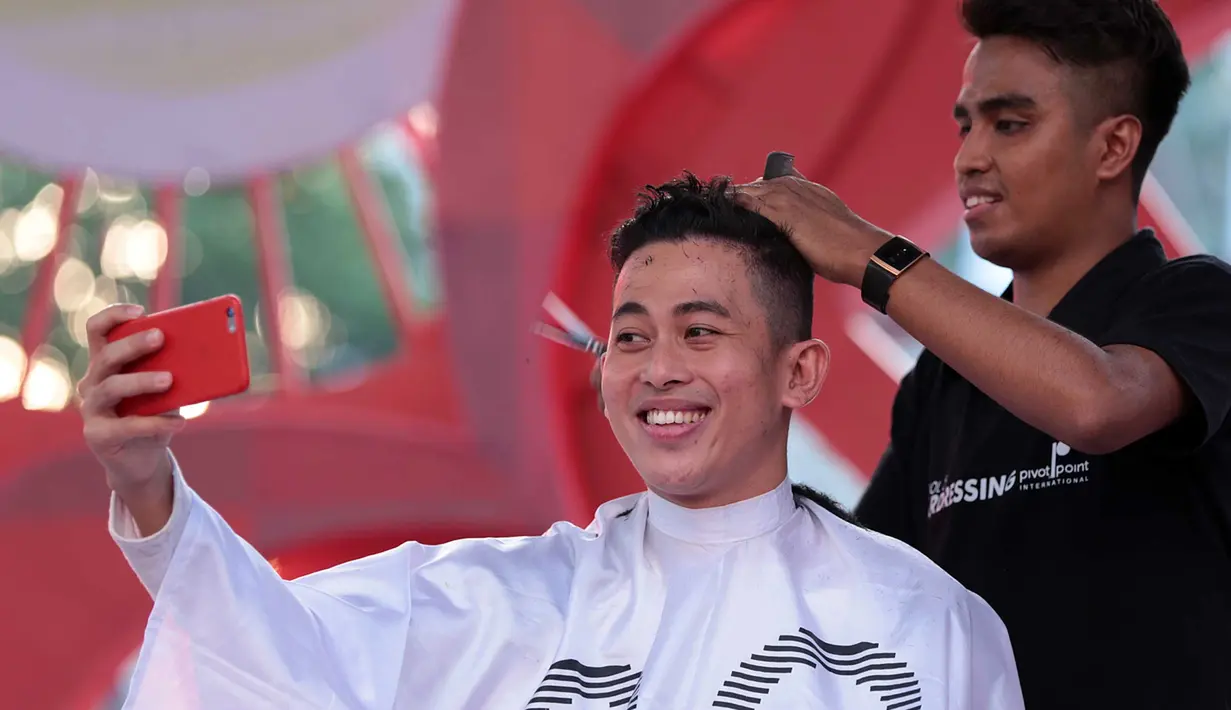 Acara #BeraniGundul dilakasanakan Sabtu, (18/2) di Tribeca Park, Central Park Mall, Tanjung Duren, Jakarta Barat. Terlihat Budi Doremi dan Yuka Tamada ikut dalam meramaikan acara tersebut. (Deki Prayoga/Bintang.com)