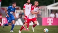 Pemain Bayern Munchen, Konrad Laimer (kanan), mengontrol bola dalam pertandingan pramusim melawan FC Rottach-Egern, Rabu (19/7/2023). Laimer mencetak satu gol dalam laga perdananya bersama Die Roten. (Dok. Bayern Munchen)