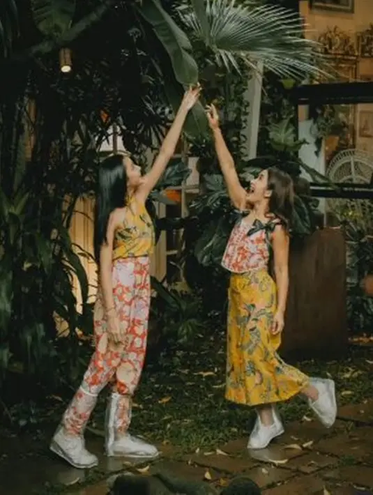 Tak hanya sebagai penyanyi dan penulis lagu, Widuri juga dikenal sebagai aktris dalam film Keluarga Cemara dan sekuelnya sebagai Ara. Tak heran, Widi begitu bangga kepada putrinya yang penuh talenta itu. "Di musim hujan, panas, dingin, semi & gugur. Cinta ibu untukmu akan terus tumbuh subur," tulis Widi. (Liputan6.com/IG/@widimulia)