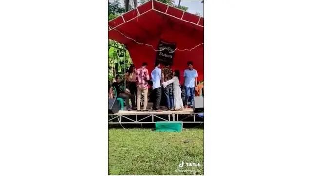 Kesal Lihat Sang Ayah Asyik Sawer Biduan, Reaksi Anak Perempuan Ini Bikin Ngakak