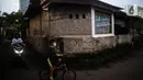 Seorang anak bermain sepeda di Perumahan Padat Penduduk kawasan Kuningan Jakarta, Kamis (1/7/2021). Kasus corona di Jakarta dalam beberapa hari terakhir terus melonjak tinggi. (Liputan6.com/Johan Tallo)