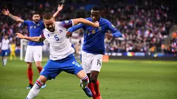 Bek Islandia, Sverrir Ingason hentikan pergerakan Matuidi pada laga kedua Kualifikasi Piala Eropa 2020 Grup H yang berlangsung di Stadion Stade de France, Paris, Selasa (26/3). Perancis menang 4-0 atas Islandia. (AFP/Franck Fife)