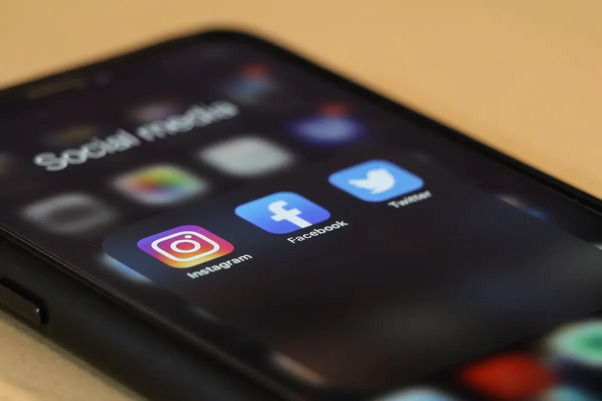 Instagram dan Facebook (dole777-unsplash)
