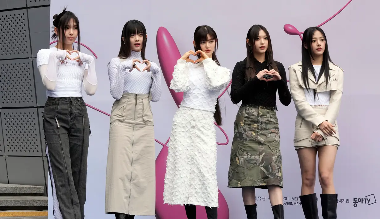 Penyanyi kelahiran tahun 1994 terebut mengenakan atasan putih dan jaket warna senada, menonjolkan tampilan polos dan elegan. (AP Photo/Ahn Young-joon)