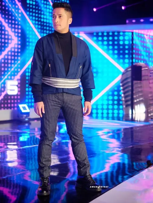 "Alhamdulillah mereka cukup imbang antara seni, agama, dan olahraga. Tapi ya itu mereka masih ikutan seru-seruan sama kakaknya. Kita sebagai orangtua memberikan fasilitas aja, nanti tinggal dipilih," pungkasnya. (Instagram/irfanhakim75)