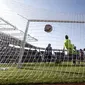 Copa America: Pemain Paraguay Lucas Barrios mencetak gol ke gawang Uruguay  (REUTERS/Marcos Brindicci)