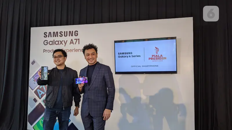 Irfan Rinaldi, Product Marketing Manager Samsung Electronic Indonesia dan Giring Ganesha Djumaryo, Ketua Panitia Penyelenggara Piala Presiden Esports 2020. Liputan6.com/Yuslianson