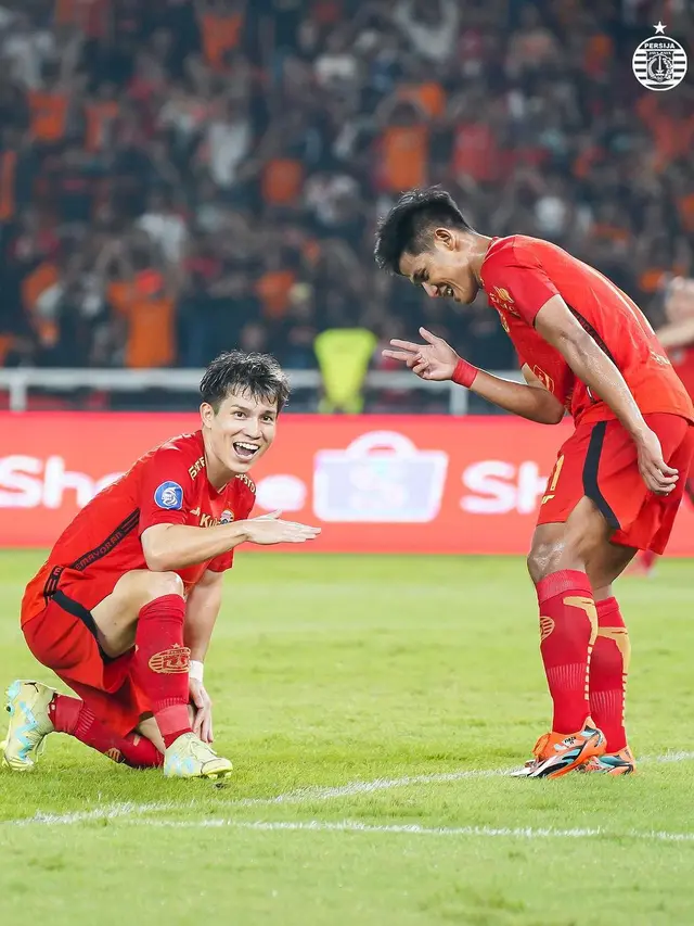 Dua pemain Persija Jakarta, Ryo Matsumura dan Firza Andika.